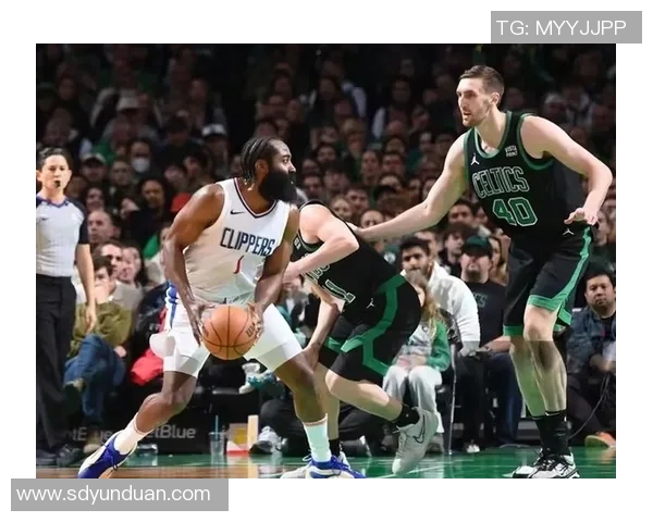 快船与凯尔特人激战正酣NBA赛场精彩瞬间回顾与分析